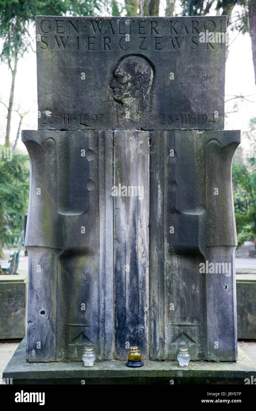 Tombe du général Karol Swierczewski Walter, Polonaise communiste. Cimetière militaire de Powazki (Cmentarz Wojskowy na Powazkach) à Varsovie, Pologne, du 5 avril 2017 Banque D'Images