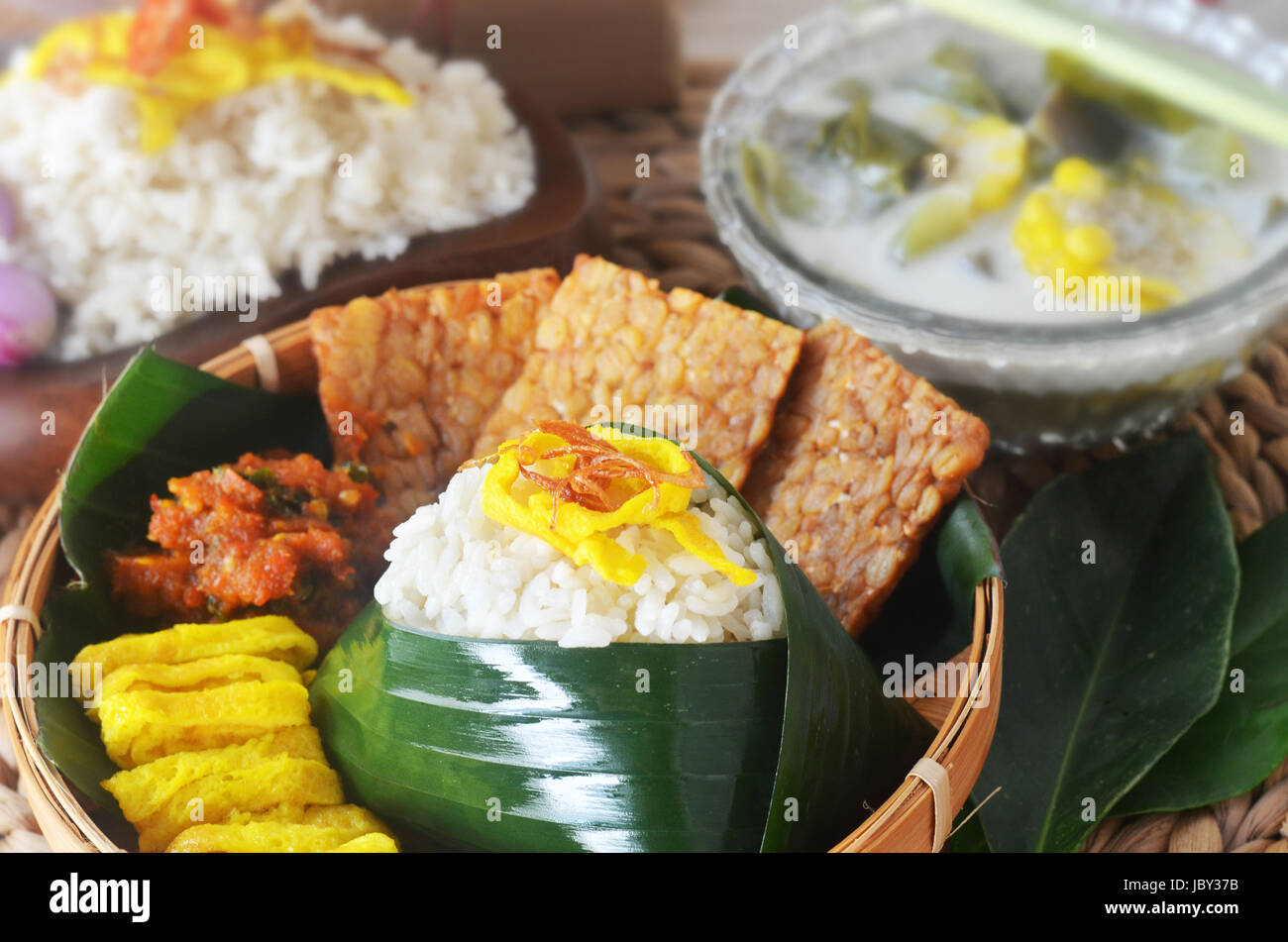 Nasi uduk est un style indonésien betawi riz vapeur cuit dans le lait de coco lave originaire de Jakarta, qui peuvent être répandues dans tout le pays Banque D'Images