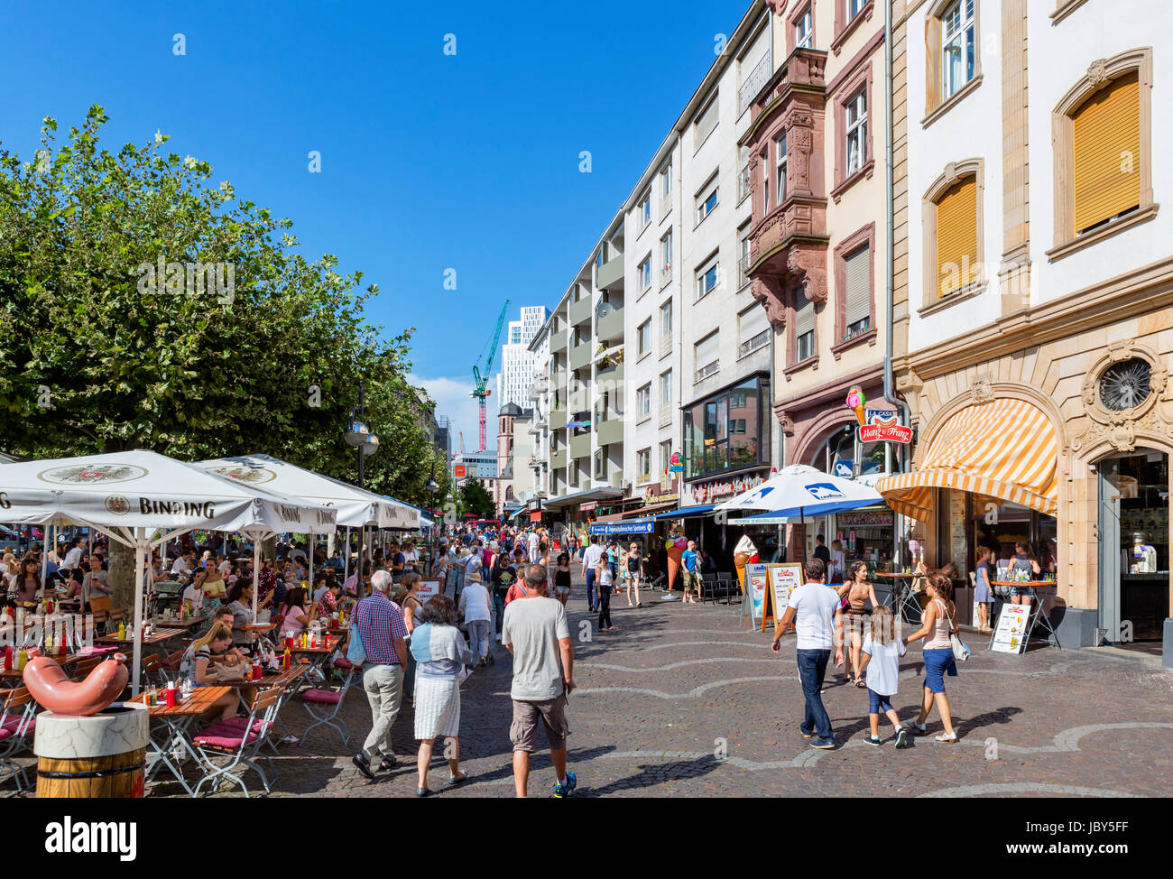 Café et boutiques sur Neue KrÃ m £ dans l'Altstadt (vieille ville), Francfort, Allemagne Banque D'Images