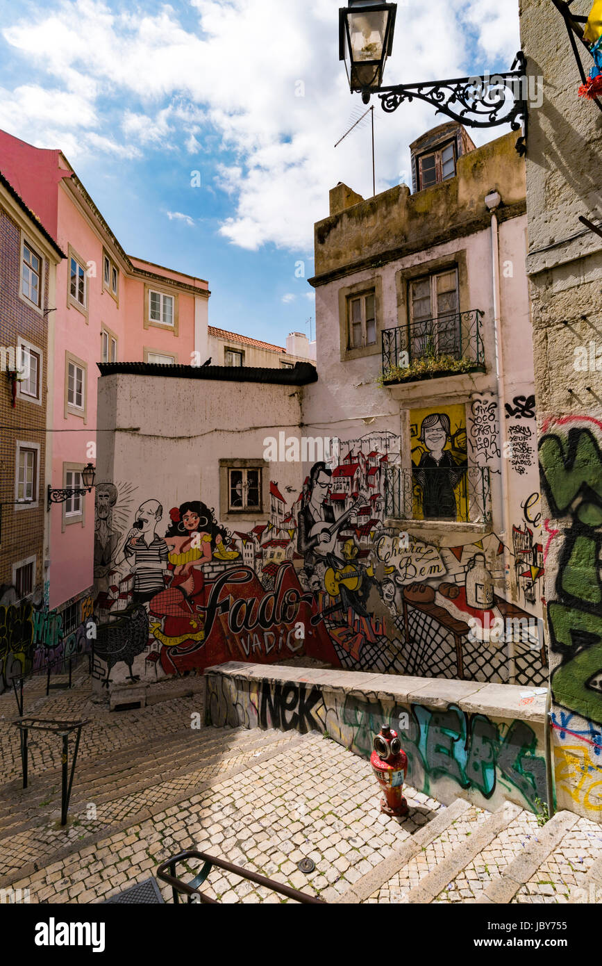Beaux Arts de la rue dans le quartier d'Alfama de Lisbonne Banque D'Images