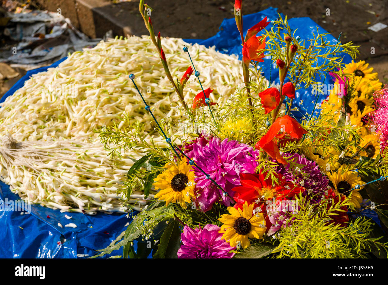 Arrangements de fleurs sont fabriqués et vendus par les vendeurs sur le marché aux fleurs tous les jours ci-dessous howrah bridge Banque D'Images