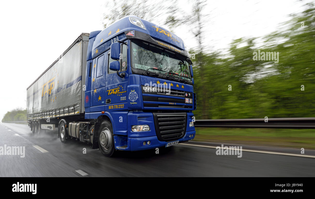 Un cutainsider DAF tirant une remorque conduire sur l'A1 Banque D'Images Un cutainsider DAF tirant une remorque conduire sur l'A1 Banque D'Images
