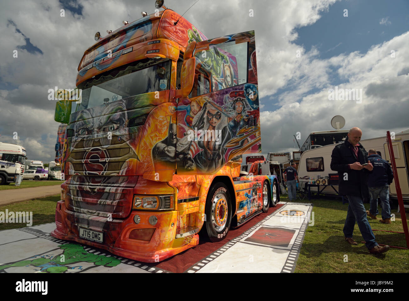 Camion Scania peint à l'aérographe avec 'super héros' à Truckfest Banque D'Images