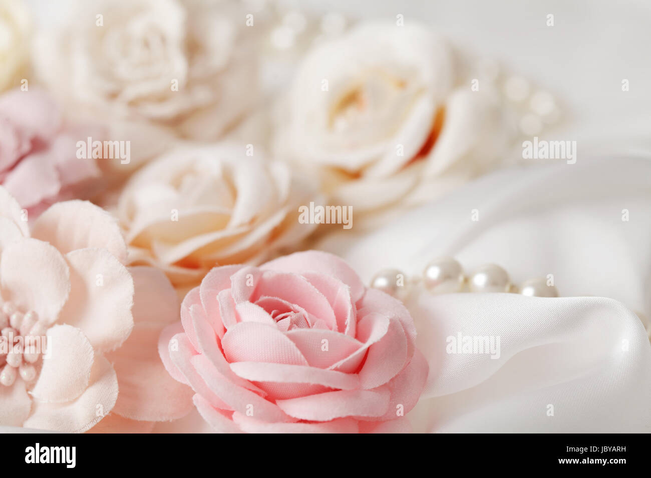 Décoration de mariage avec fleurs et perles mariée Banque D'Images