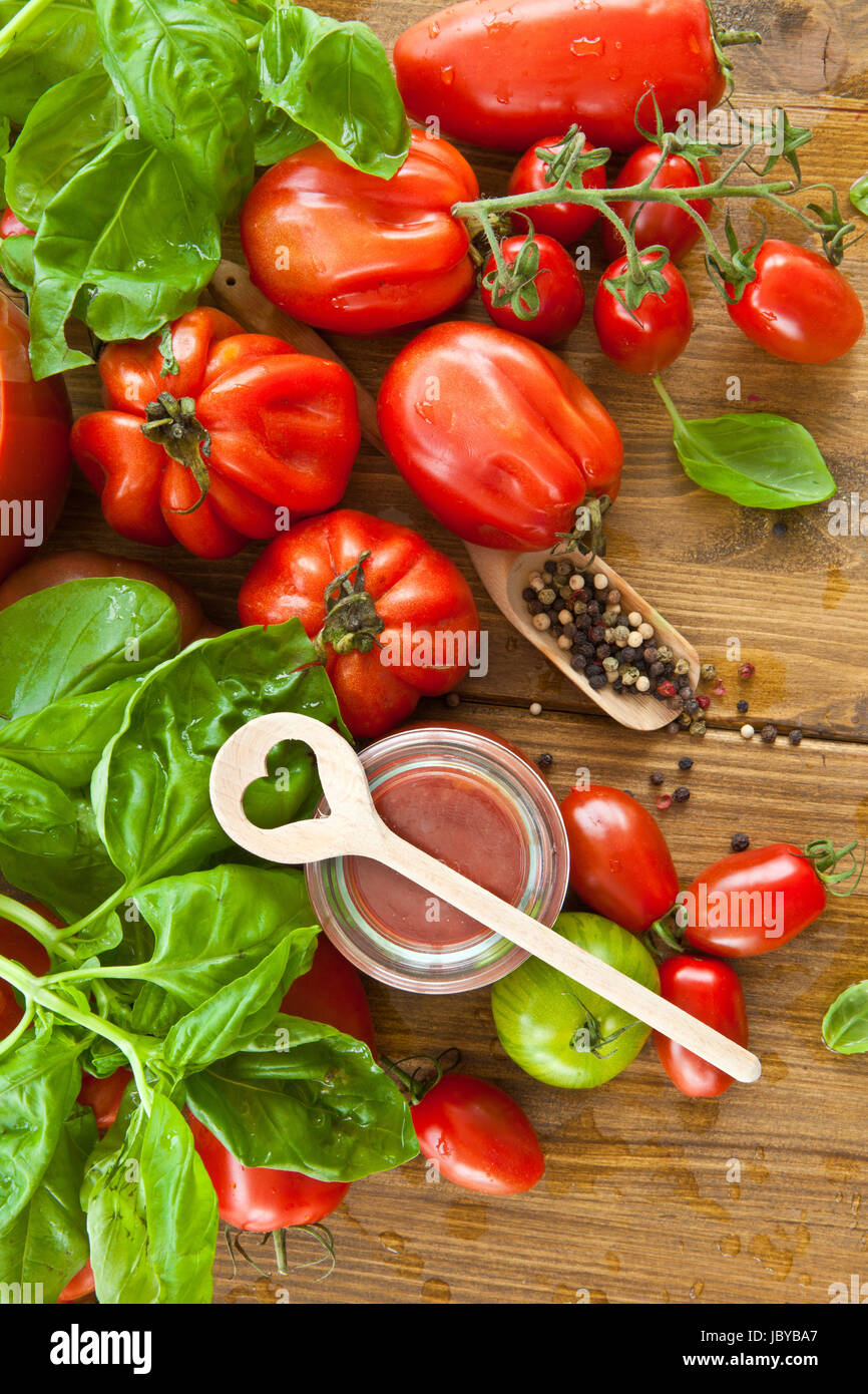 Hausgemachte Tomatensauce mit frischen Tomaten und Kraeutern Banque D'Images