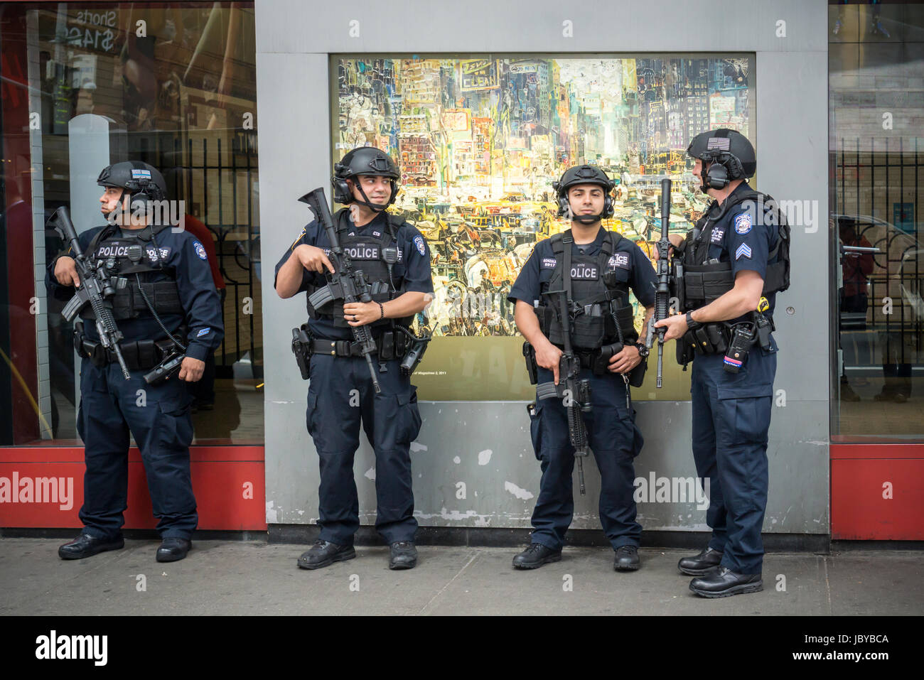 Les agents de lutte contre le NYPD à leur poste à Times Square le Jeudi, Juin 8, 2017. (© Richard B. Levine) Banque D'Images