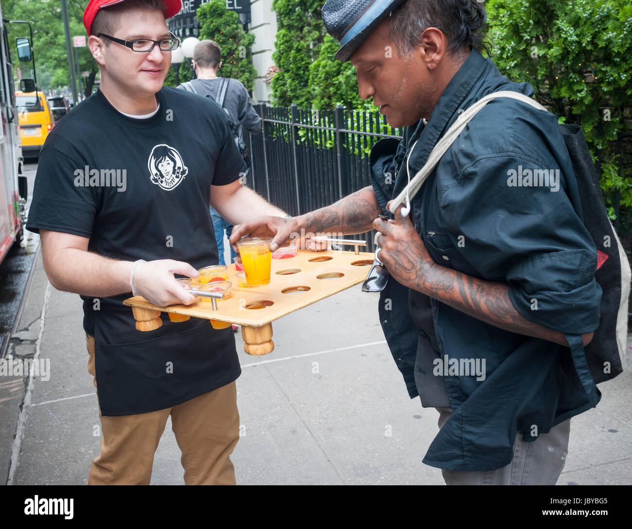 Travailleurs pour distribuer des échantillons de Wendy's leurs refroidisseurs FruiTea le Lundi, Juin 5, 2017 à l'avance des thés le samedi. Les boissons sont une collaboration avec plateau honnête et d'utiliser du vrai jus de fruit comme aromatisant. Le Coca-Cola a administré 100 pour cent d'honnête plateau depuis 2011 lorsqu'ils ont exercé leur option d'acheter le reste de la compagnie qu'ils avaient un intérêt dans.(© Richard B. Levine) Banque D'Images