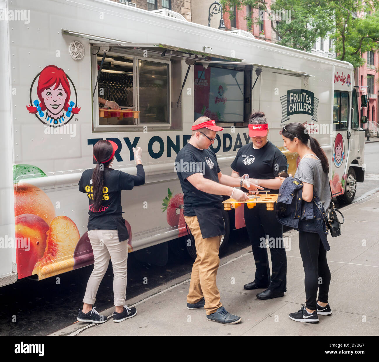 Travailleurs pour distribuer des échantillons de Wendy's leurs refroidisseurs FruiTea le Lundi, Juin 5, 2017 à l'avance des thés le samedi. Les boissons sont une collaboration avec plateau honnête et d'utiliser du vrai jus de fruit comme aromatisant. Le Coca-Cola a administré 100 pour cent d'honnête plateau depuis 2011 lorsqu'ils ont exercé leur option d'acheter le reste de la compagnie qu'ils avaient un intérêt dans.(© Richard B. Levine) Banque D'Images