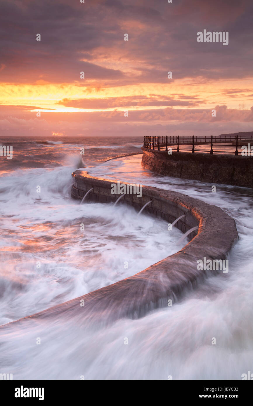 La marée haute et de grandes vagues déferler sur la promenade de la Baie du Sud à Scarborough Banque D'Images