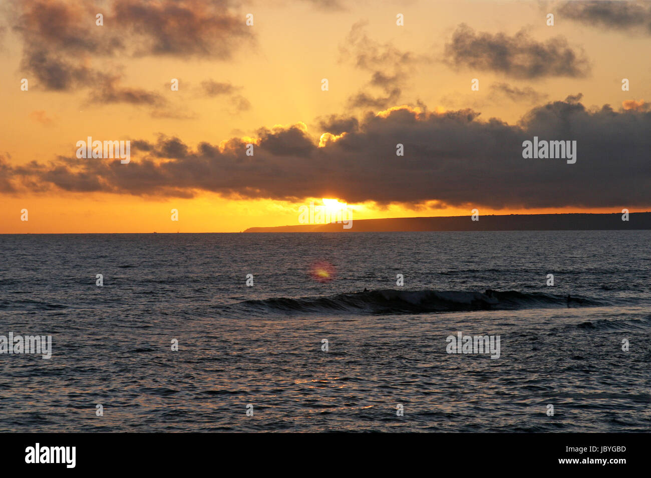 Golden coucher de soleil sur la mer à Cornwall Porthleven Banque D'Images