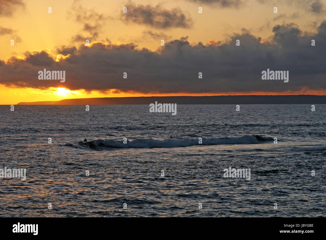 Golden coucher de soleil sur la mer à Cornwall Porthleven Banque D'Images