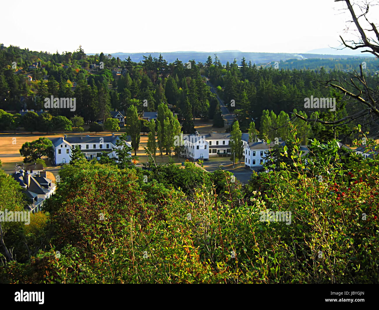 Une photographie de maisons dans une ville. Banque D'Images