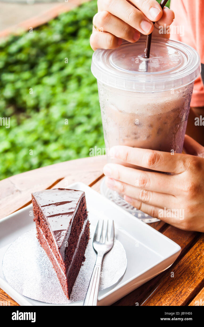 Pause Rafraichissante Avec Gateau Au Chocolat Et Cafe Glace Photo Stock Alamy Pause Rafraichissante Avec Gateau Au Chocolat Et Cafe Glace Photo Stock Alamy