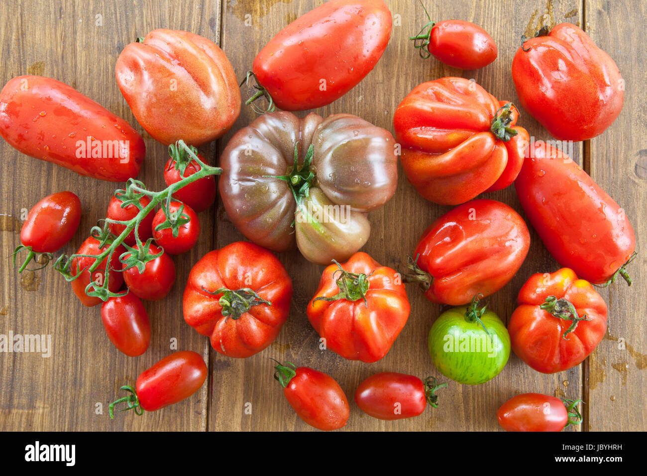 Auswahl frischer reifer Tomaten von verschiedenen Sorten Banque D'Images
