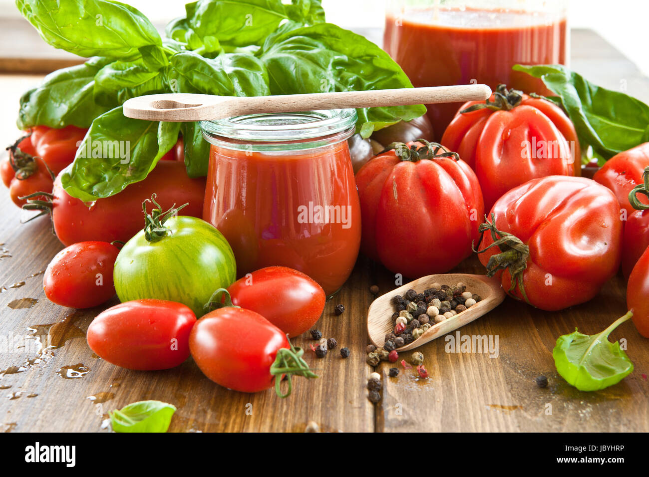 Hausgemachte Tomatensauce mit frischen Tomaten und Kraeutern Banque D'Images
