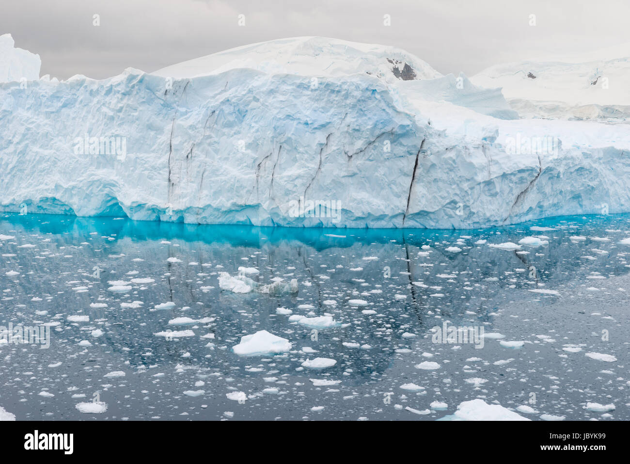 Beau brillant bleu iceberg dans l'Antarctique Banque D'Images