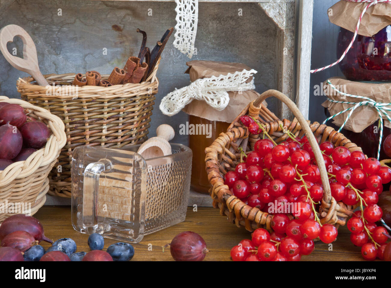 Frissen vágott kalódás gyertyán Obst und Zutaten zum Marmelade einkochen Banque D'Images