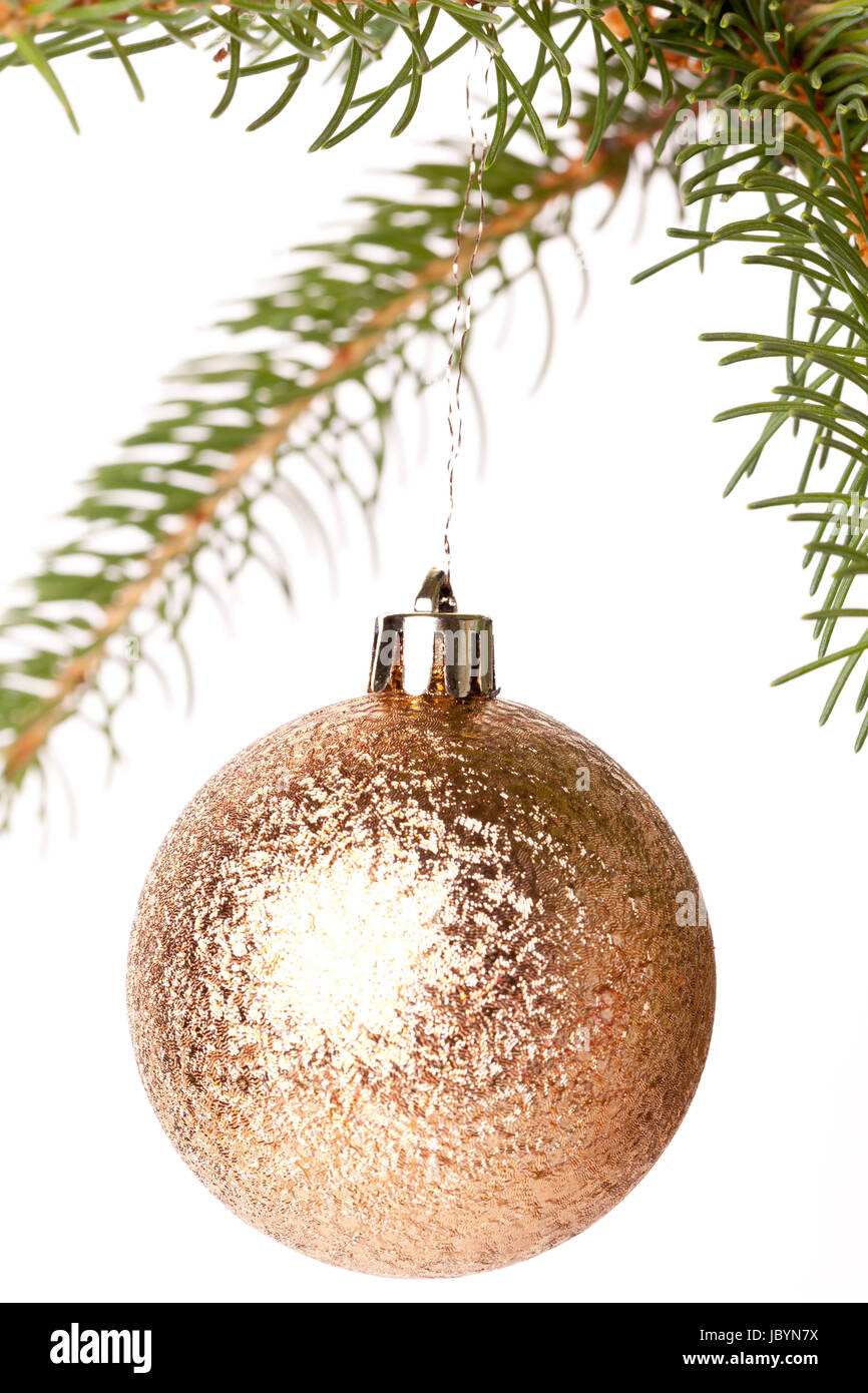 Un Weihnachtskugel traditionelle aufgehängt einem grünen Tannenzweig isoliert Hintergrund weißem vor Banque D'Images