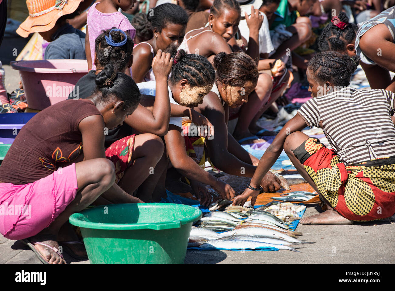 Les femmes Sakalava vendant du poisson sur le marché à Morondava, Madagascar Banque D'Images