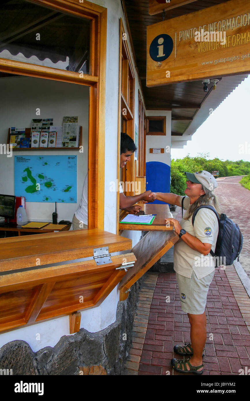 Poignée de mains avec le naturaliste à ranger Station de recherche Charles Darwin sur l'île Santa Cruz, de l'Équateur. La Station de recherche est utilisé pour effectuer des scienti Banque D'Images