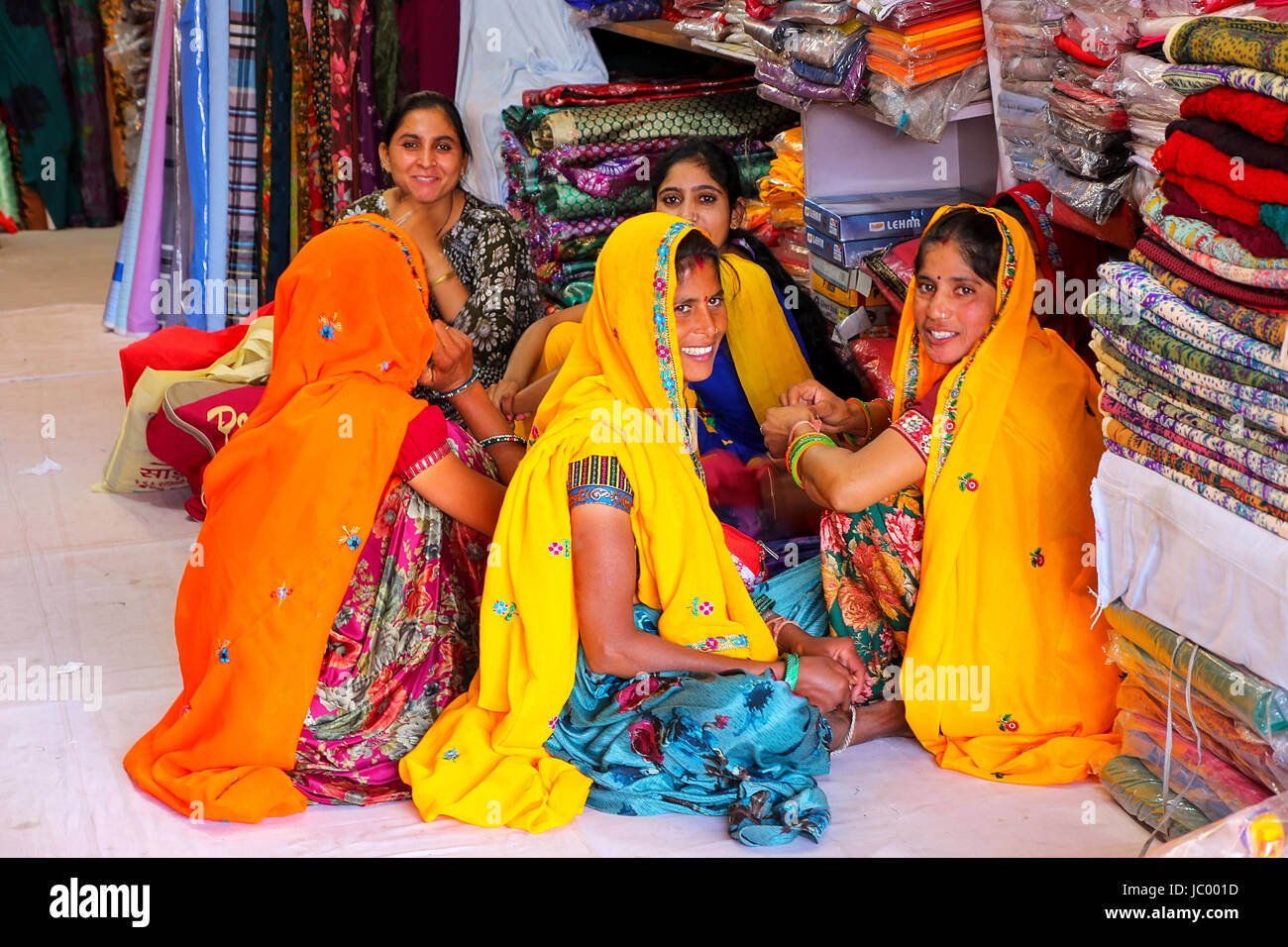 Les femmes assis dans un magasin à Johari Bazaar street à Jaipur, Rajasthan, Inde. Jaipur est la capitale et la plus grande ville du Rajasthan. Banque D'Images