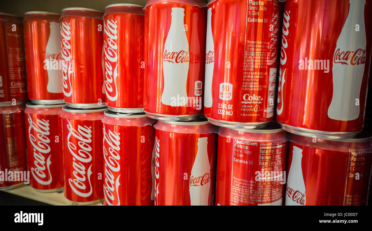 Six-pack de mini-canettes de Coca-Cola dans un supermarché de New York le samedi, 10 juin 2017. (© Richard B. Levine) Banque D'Images