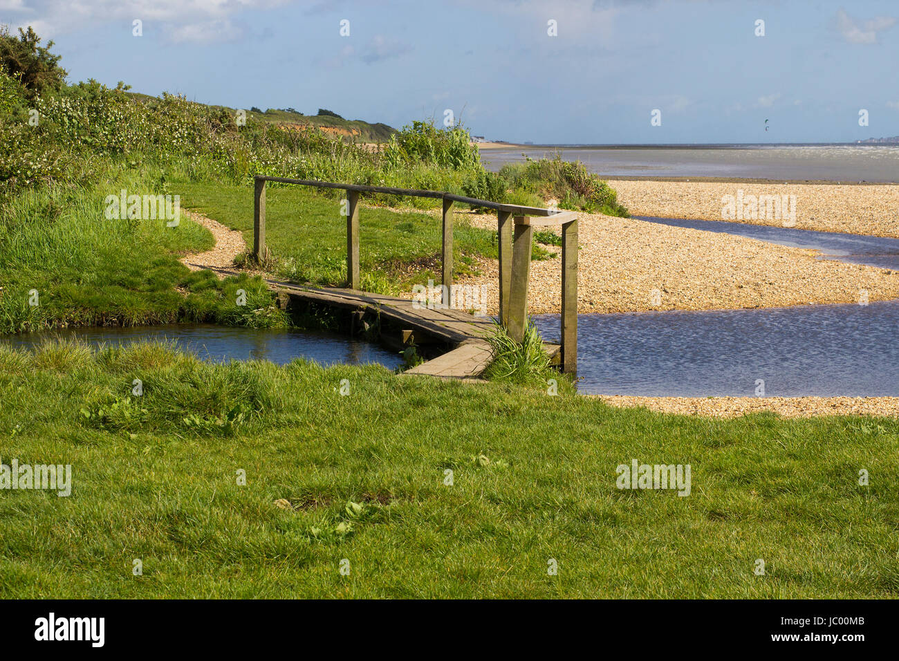 La remote shell beach en poudre et pied en bois pont sur le Solent, Southampton Water à la fin de l'hameçon Lane allée cavalière près de Co Titchfield Banque D'Images