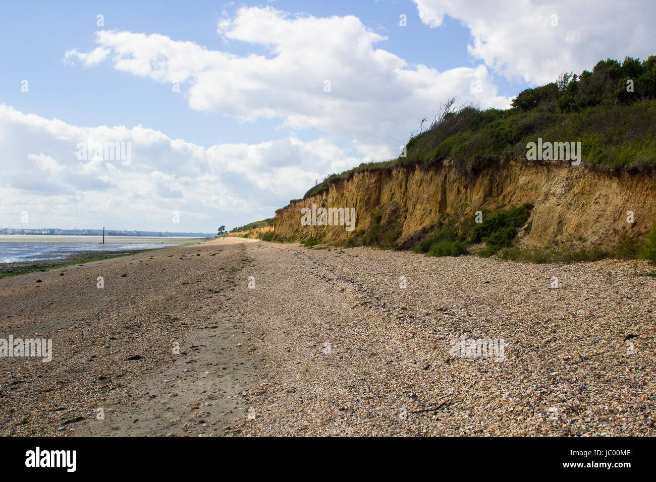 La remote shell beach en poudre sur l'eau de Southampton à l'extrémité de l'hameçon Lane allée cavalière près de Hampshire en commun Titchfield Banque D'Images