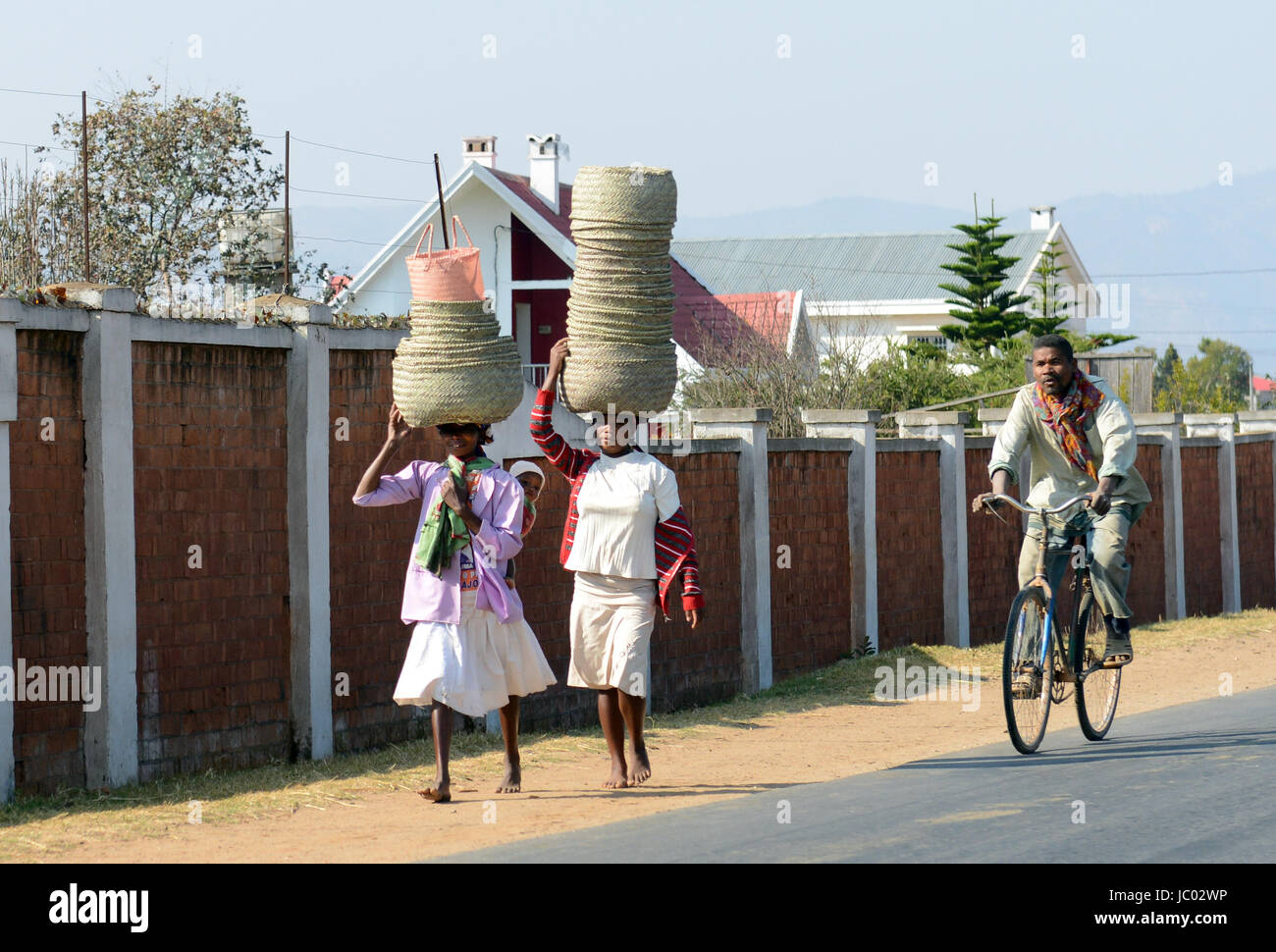 Des femmes portant de grands paniers sur leurs têtes dans le centre de Madagascar. Banque D'Images