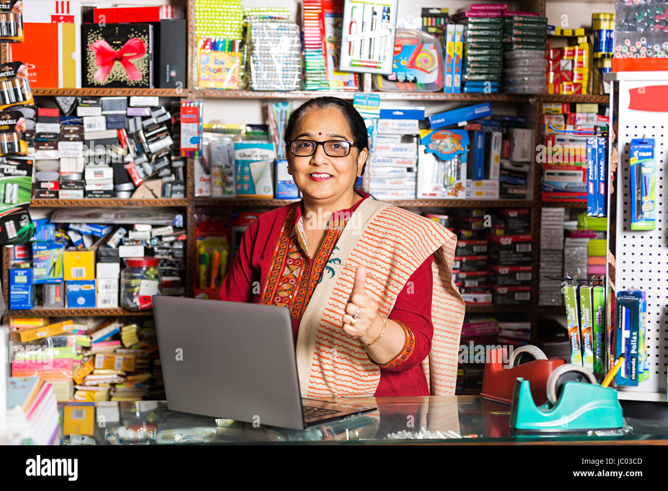 1 Indian shop keeper woman showing Thumbs up amd dans l'arrêt shop Banque D'Images