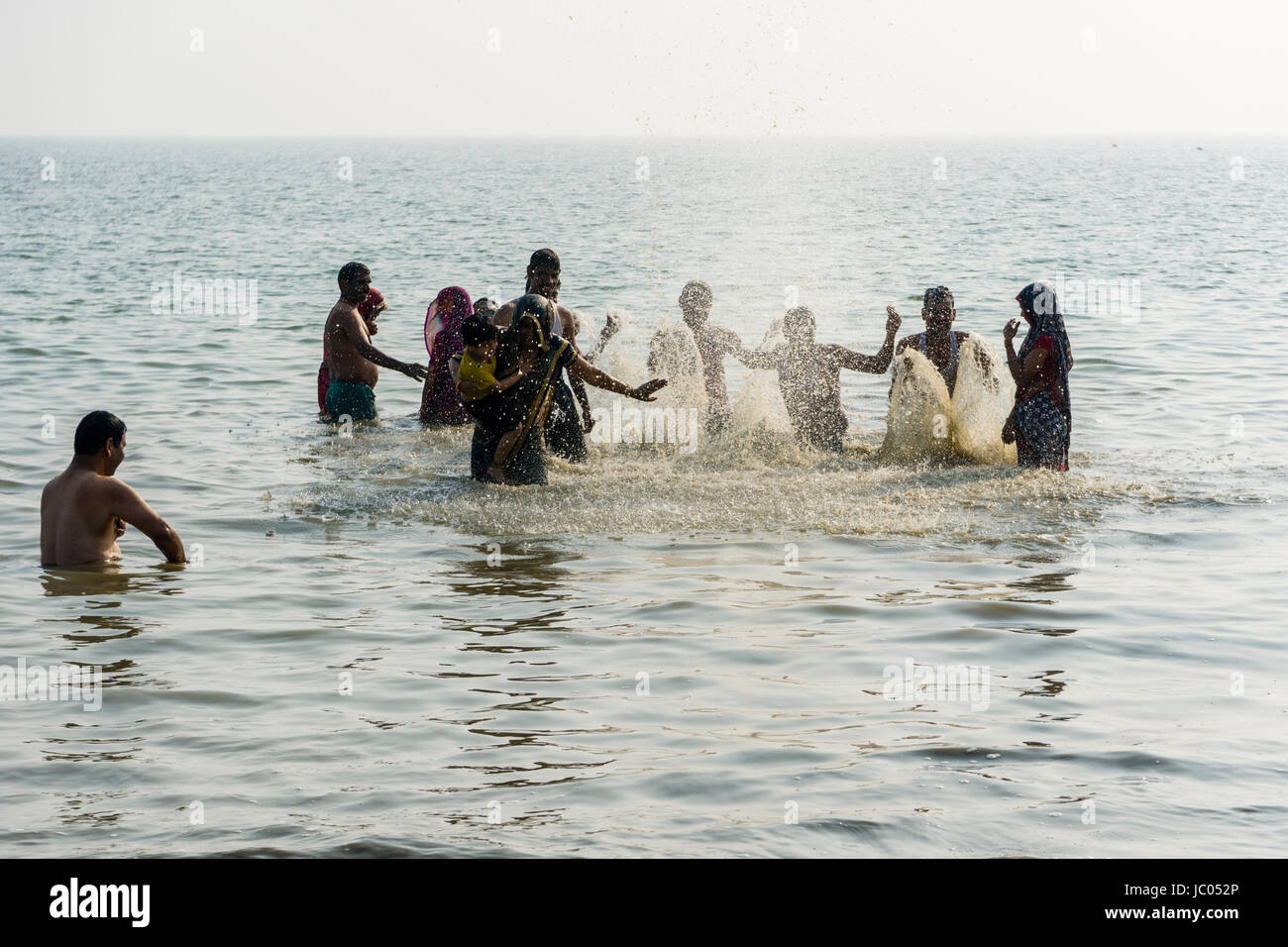 Un groupe de pèlerins est aux projections d'eau à ganga sagar, célèbre festival de maghi purnima Banque D'Images