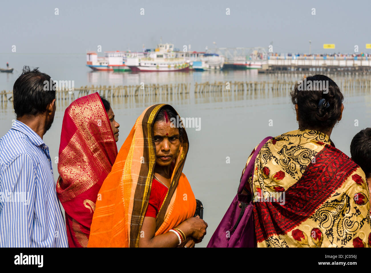 Beaucoup de pèlerins sont en attente pour le ferry à ganga sagar Island dans le golfe du Bengale à la jetée en kakdwip Banque D'Images