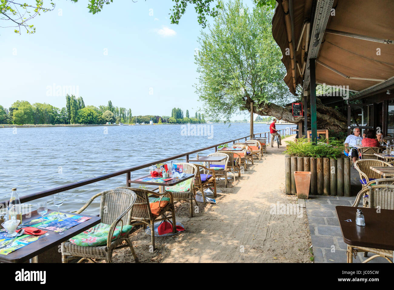 Restaurant Au Bord De L Eau Vichy La France, l'Allier (03), Vichy, le restaurant la Rotonde du lac sur le lac  d'Allier au crépuscule // France, Allier, Vichy, la Rotonde restaurant sur  le lac Photo Stock - Alamy
