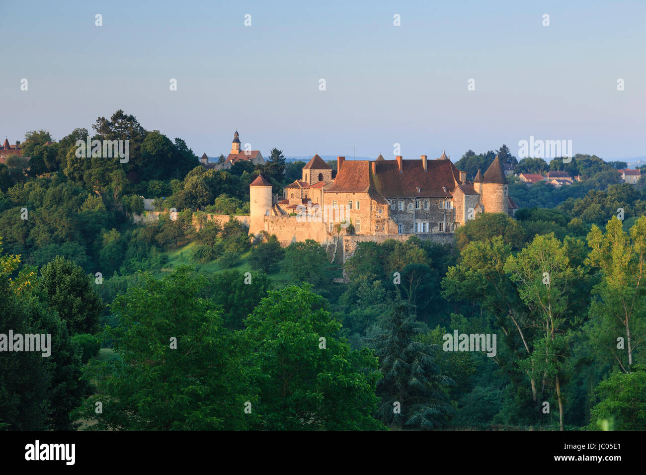 La France, l'Allier (03), Chantelle, abbaye Saint-Vincent à l'aube // France, Allier, Chantelle, l'abbaye de Saint Vincent à l'aube Banque D'Images