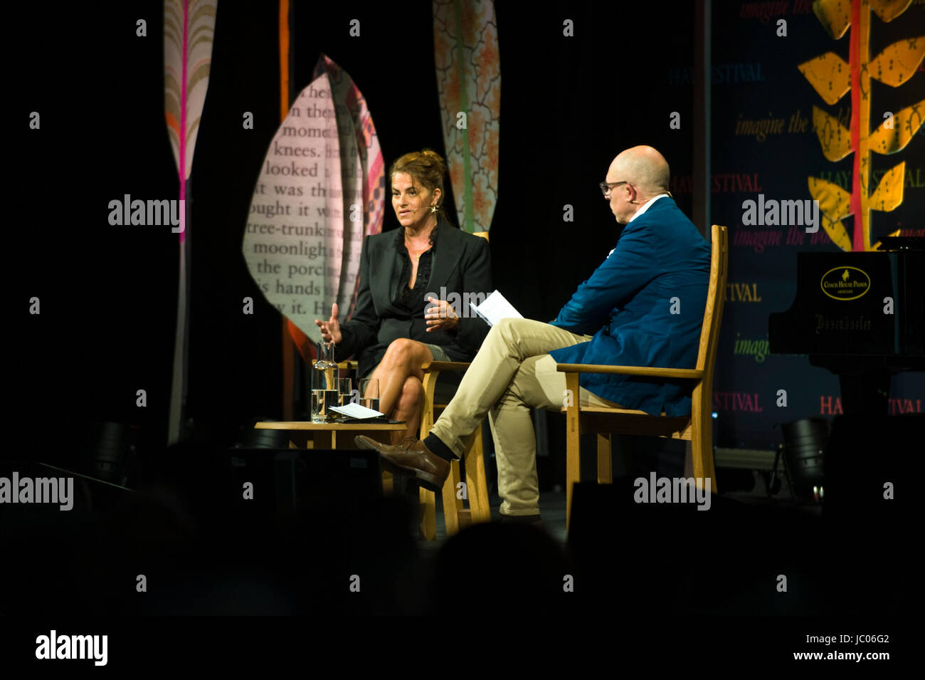 Tracey Emin artiste parlant en conversation avec Dylan Jones sur scène au Hay Festival 2017 Hay-on-Wye Powys Wales Royaume-Uni Banque D'Images