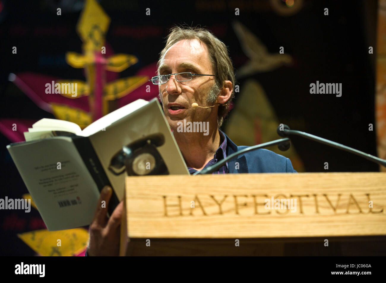 S'lecture de son roman romancier téléphone sur scène à lutrin pendant hay festival 2017 hay-on-wye powys Pays de Galles UK Banque D'Images