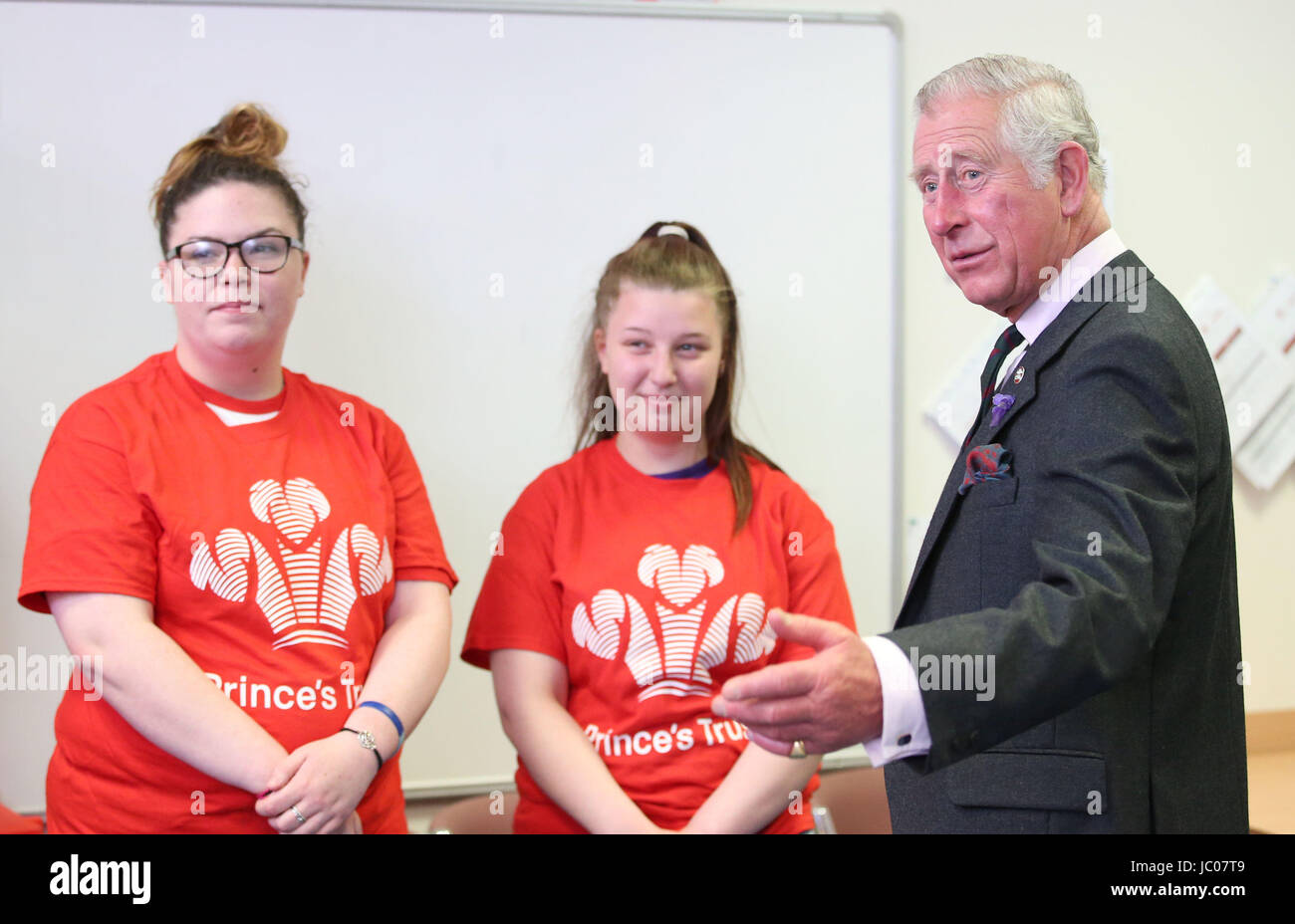 Le Prince de Galles, connu sous le nom de duc de Rothesay tandis qu'en Ecosse, lors de la visite d'un projet Prince's Trust à la rencontre des jeunes qui viennent de terminer le Prince's Trust au programme de l'équipe d'Aberdeen Hall. Banque D'Images