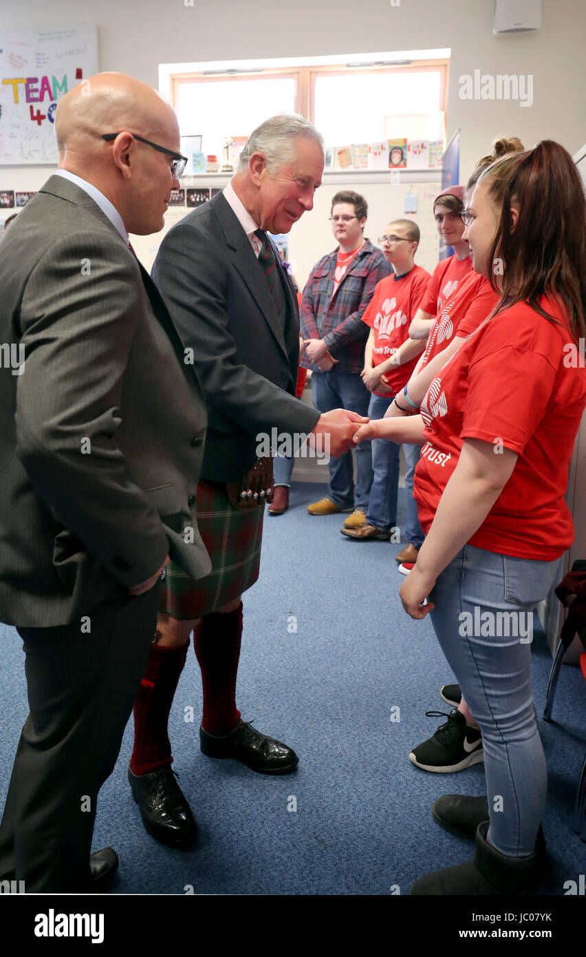 Le Prince de Galles, connu sous le nom de duc de Rothesay tandis qu'en Ecosse, lors de la visite d'un projet Prince's Trust à la rencontre des jeunes qui viennent de terminer le Prince's Trust au programme de l'équipe d'Aberdeen Hall. Banque D'Images