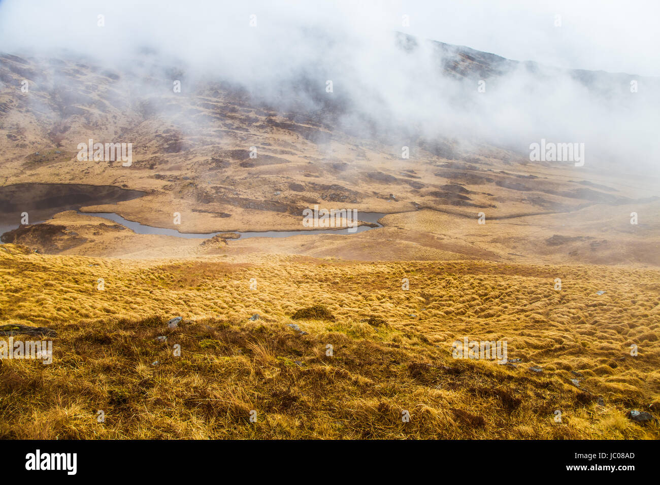 Un magnifique paysage de montagne irlandaise au printemps. Gleninchaquin Park en Irlande. Banque D'Images