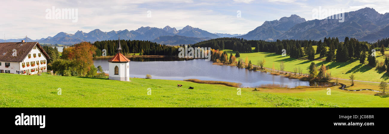 Paysage panoramique en Bavière avec lac et montagnes alpines Banque D'Images