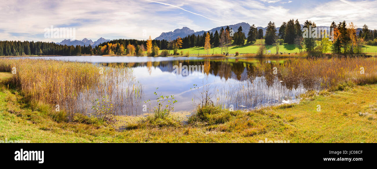 Paysage panoramique en Bavière avec lac et montagnes alpines Banque D'Images