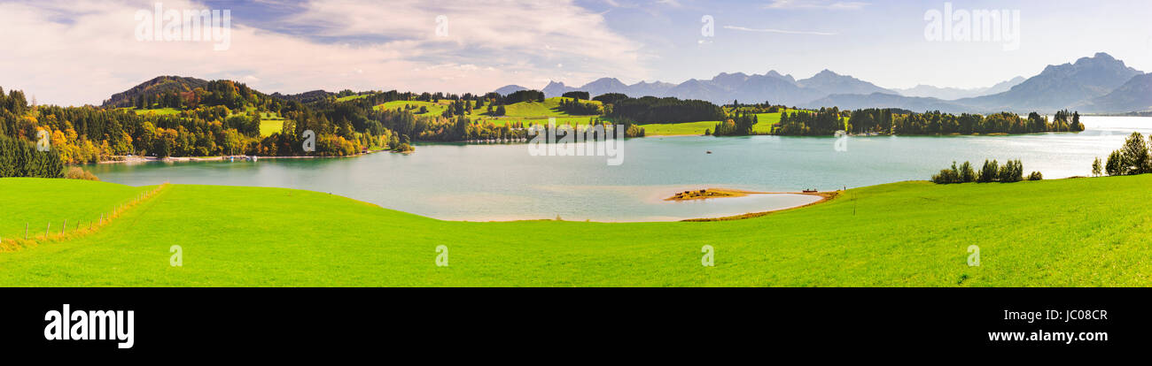 Paysage panoramique en Bavière avec lac et montagnes alpines Banque D'Images