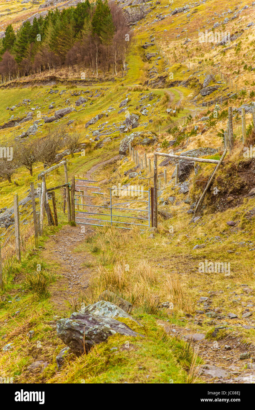 Un magnifique paysage de montagne irlandaise au printemps. Gleninchaquin Park en Irlande. Banque D'Images