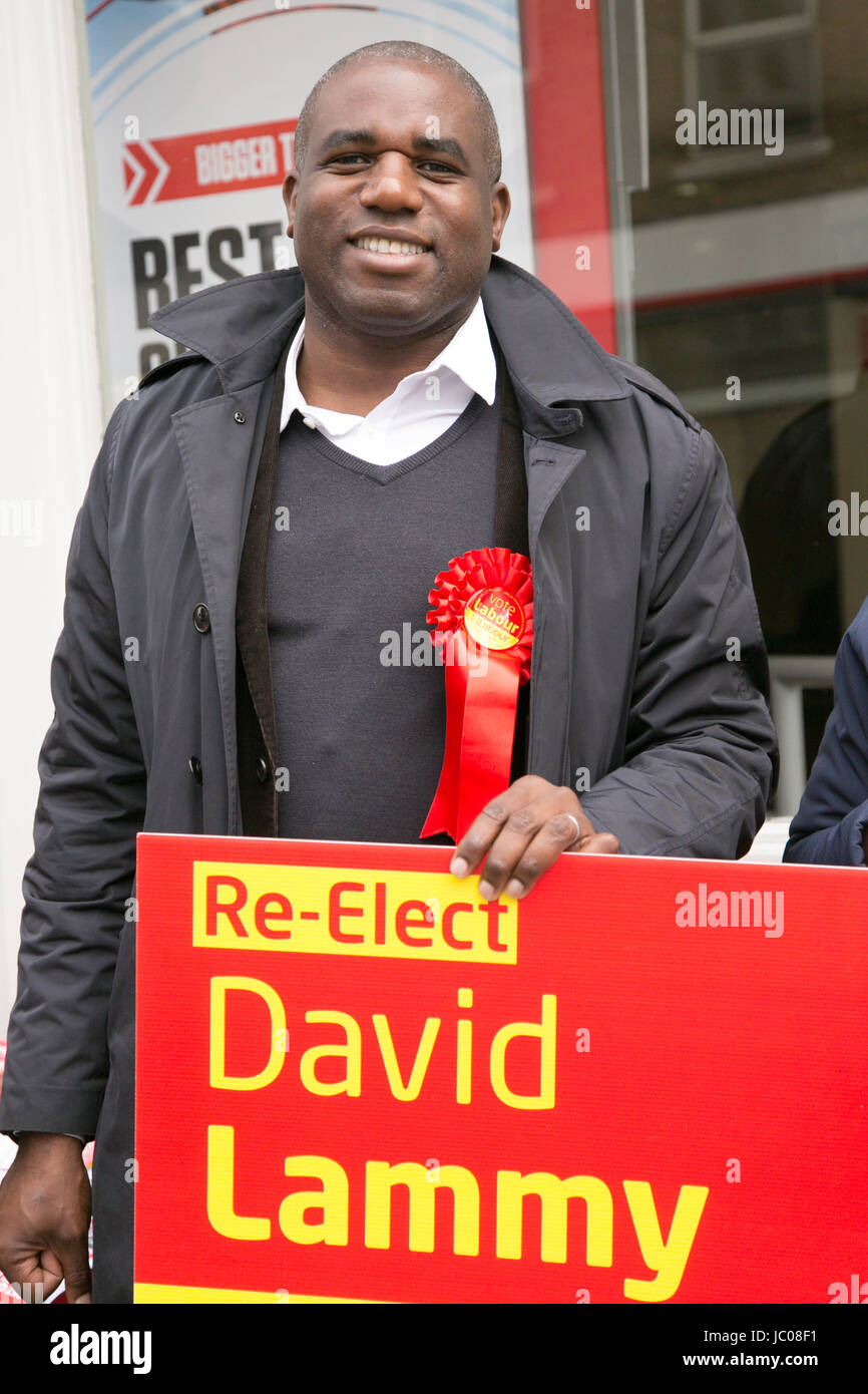 Candidat du travail David Lammy MP pour Tottenham campagne avec des militants du parti du travail de Haringey pour l'élection générale de 2017 le 8 juin. Avec : David Lammy MP candidat travailliste pour Tottenham Où : London, Royaume-Uni Quand : 13 mai 2017 : Crédit/WENN.com Dinendra Haria Banque D'Images