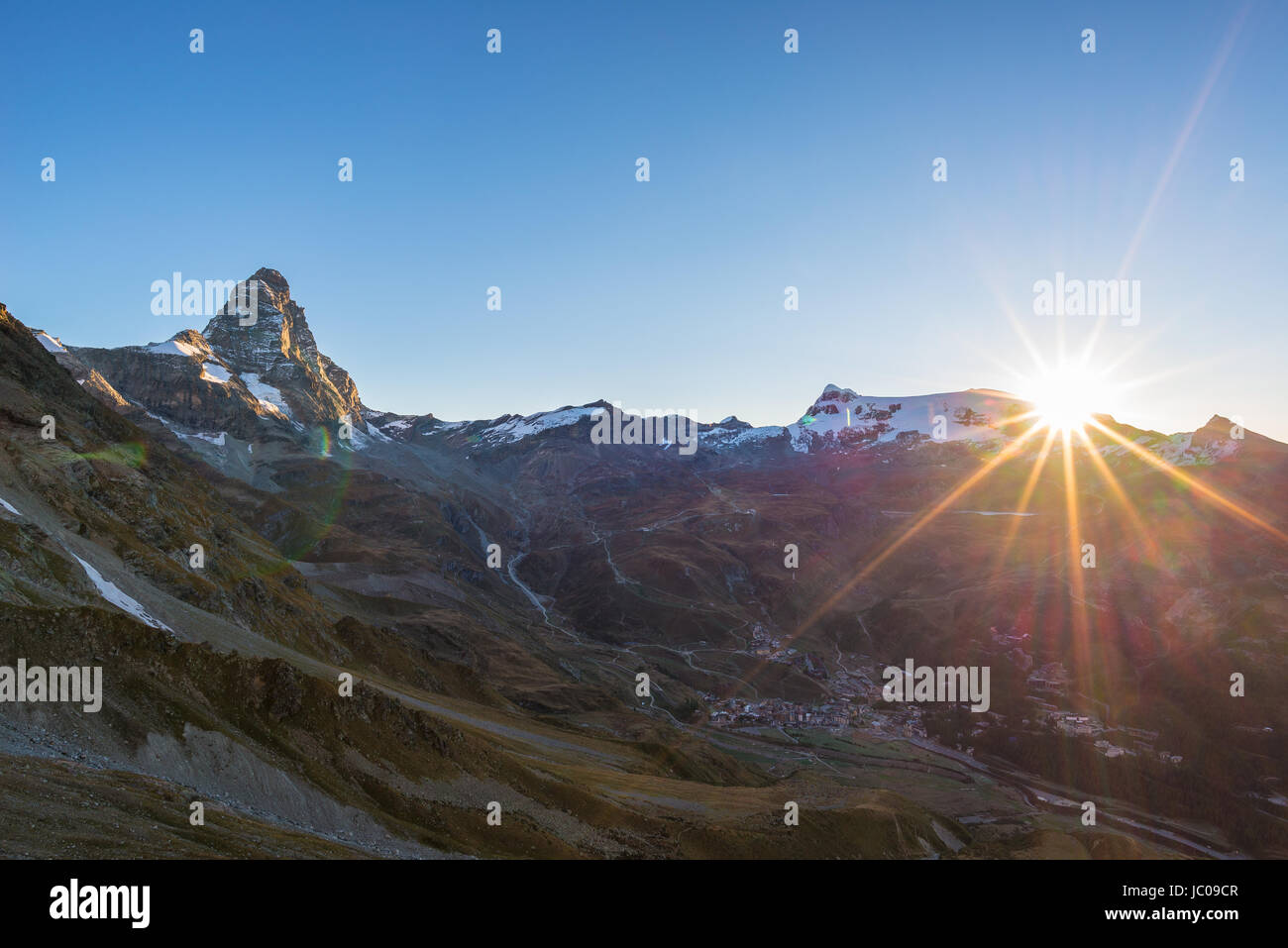 Vue aérienne au lever de Breuil Cervinia et Cervin ou Matterhorn peak, célèbre station de ski en Vallée d'aoste, Italie. Banque D'Images