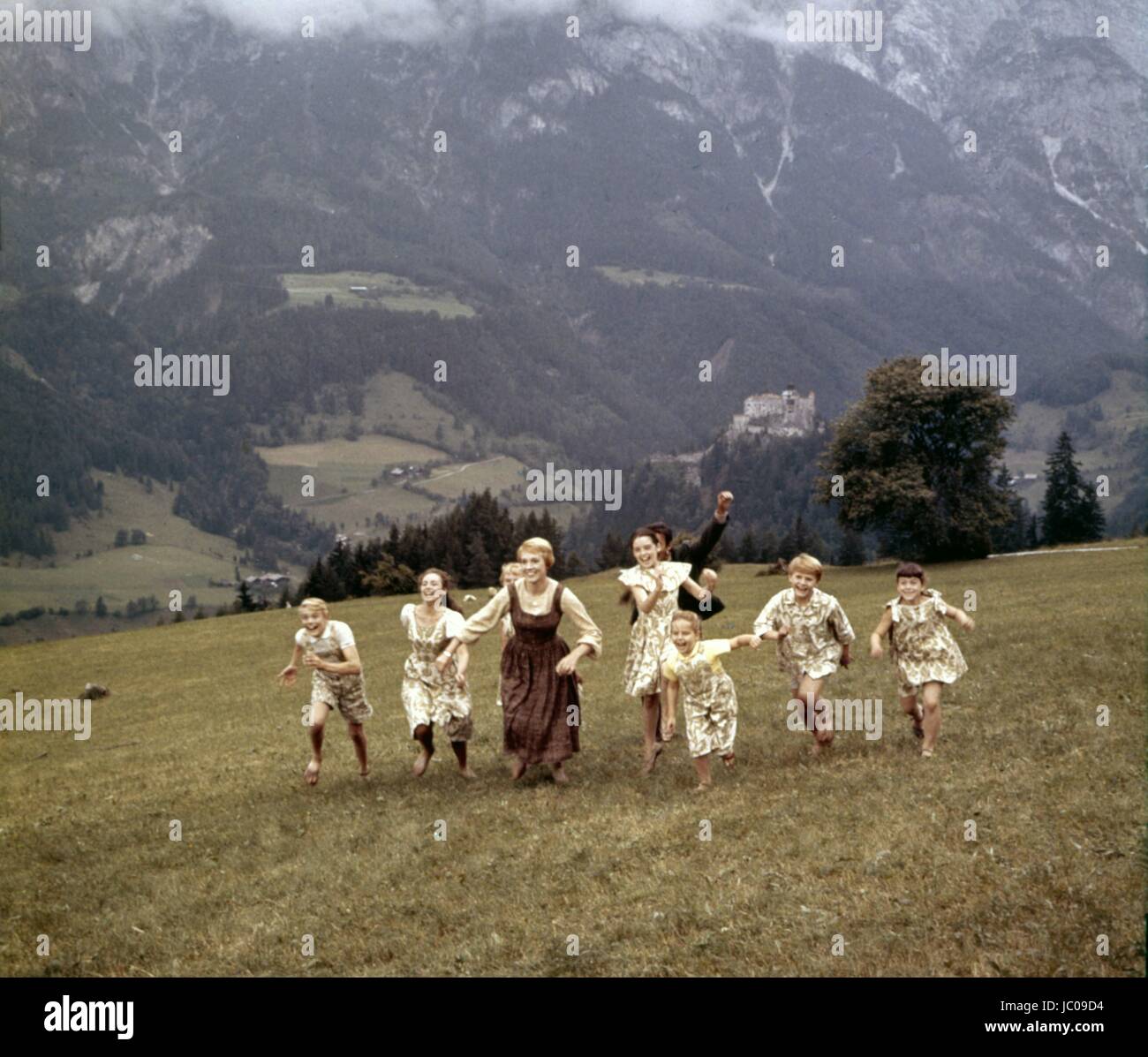 Le son de la musique Année : 1965 Réalisateur : Robert Wise USA Julie Andrews, Charmian Carr, Heather Menzies-Urich, Debbie Turner, Kym Carath, Angela Cartwright, Nicholas Hammond, Duane Chase . Il est interdit de reproduire la photo hors contexte de la promotion du film. Il doit être porté au crédit de l'entreprise de film et/ou le photographe attribué par ou autorisé par/admis sur l'ensemble de l'entreprise cinématographique. Limitée à un usage éditorial. Photo12 n'accorde pas le droit à l'image des personnes représentées. Banque D'Images