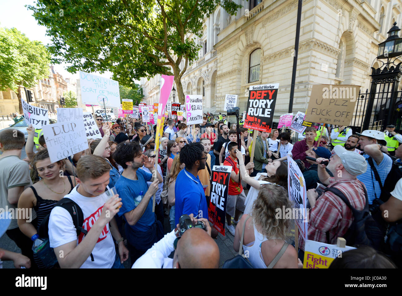 Les manifestants contre l'alliance Tory DUP se sont rassemblés sur la place du Parlement et ont marché sur Downing Street. Londres. Foules Banque D'Images