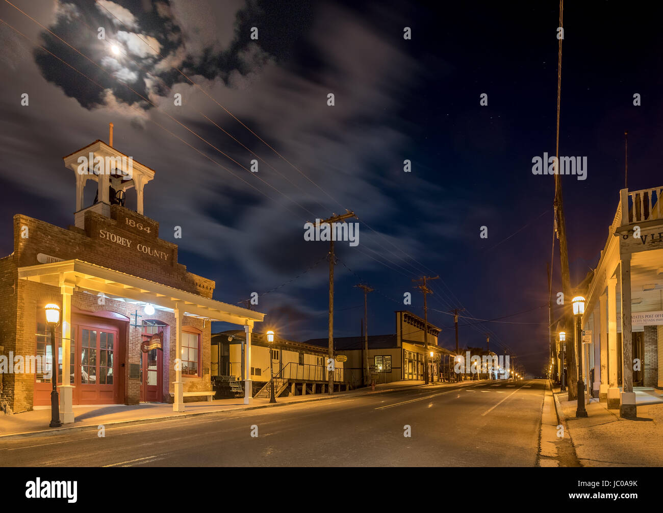 La nuit sur la rue principale historique de Virginia City, Nevada. Banque D'Images