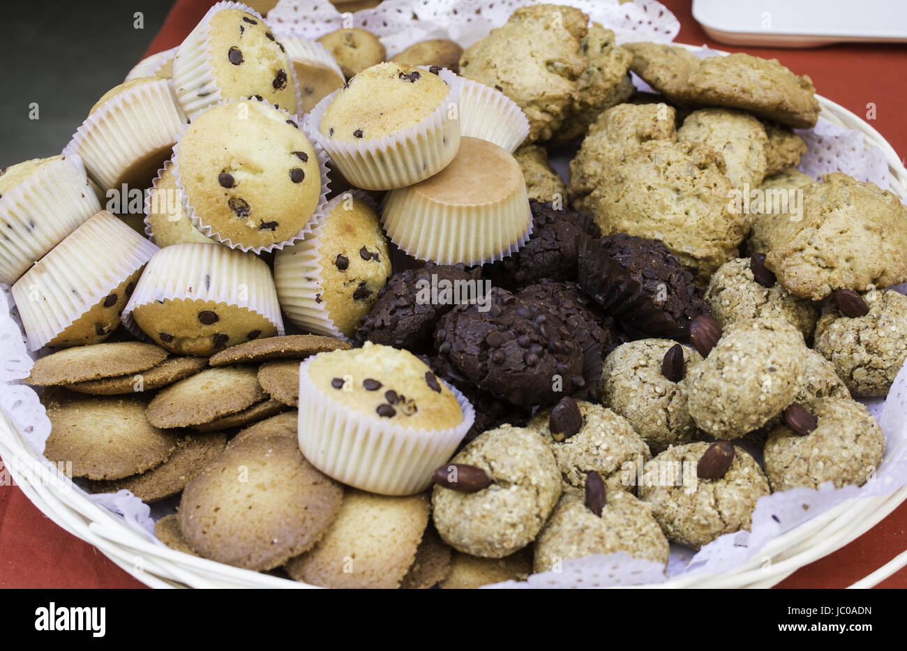 Biscuits au chocolat et des pâtisseries dans une boulangerie, des bonbons et des aliments Banque D'Images