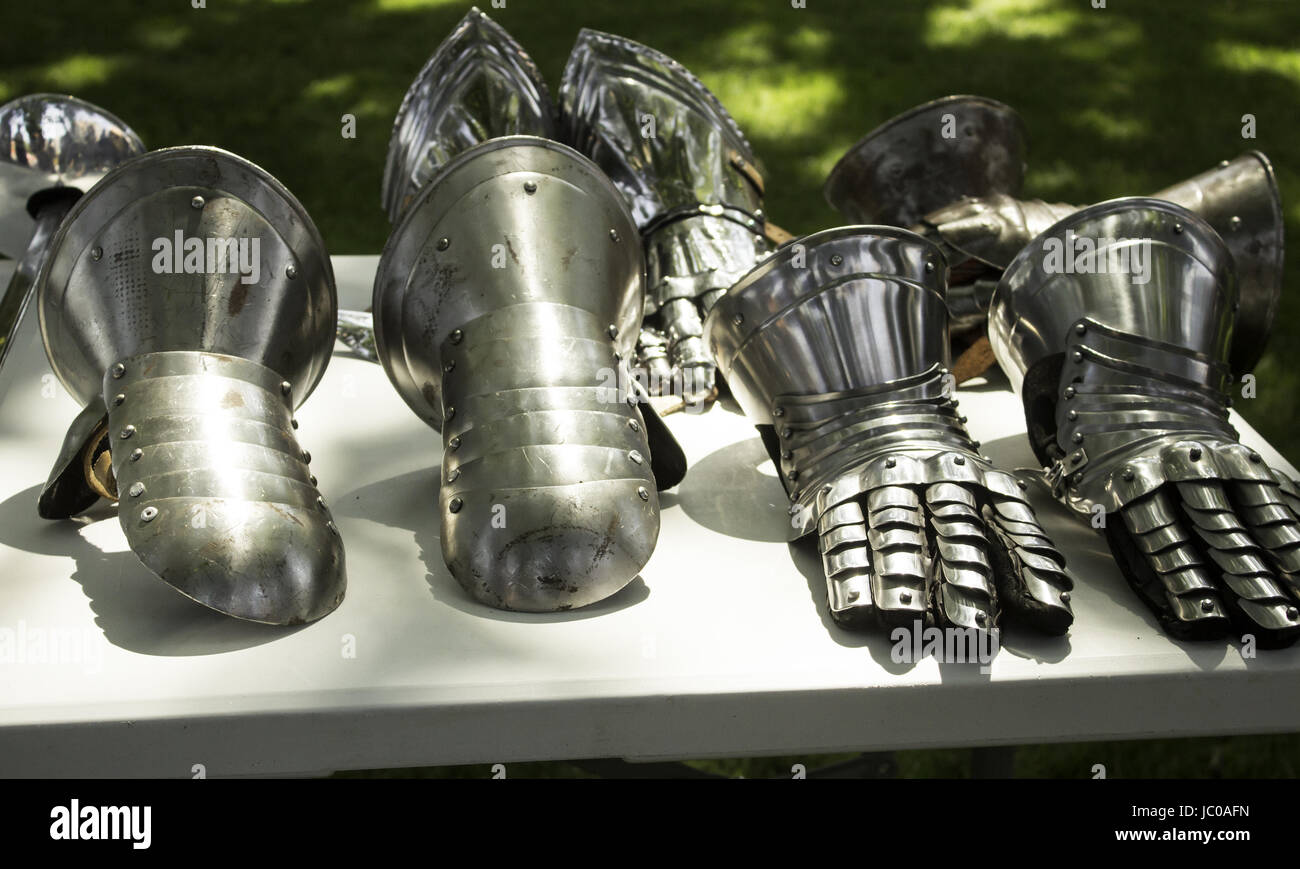 Ancien château médiéval metal armor helmet, la guerre et le champion Banque D'Images
